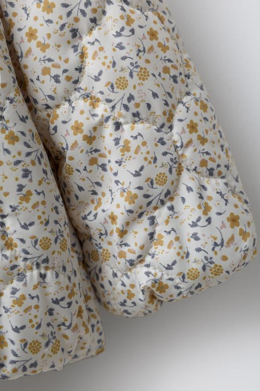 ZARA КУРТКА ИЗ НЕЙЛОНА С ЦВЕТОЧНЫМ ПРИНТОМ, РАЗНОЦВЕТНЫЙ