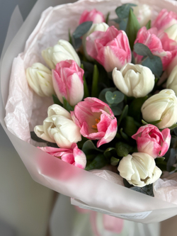 Весеннее сочетание белых, розовых тюльпанов и эвкалипта в объемном оформлении от Флора Маркет