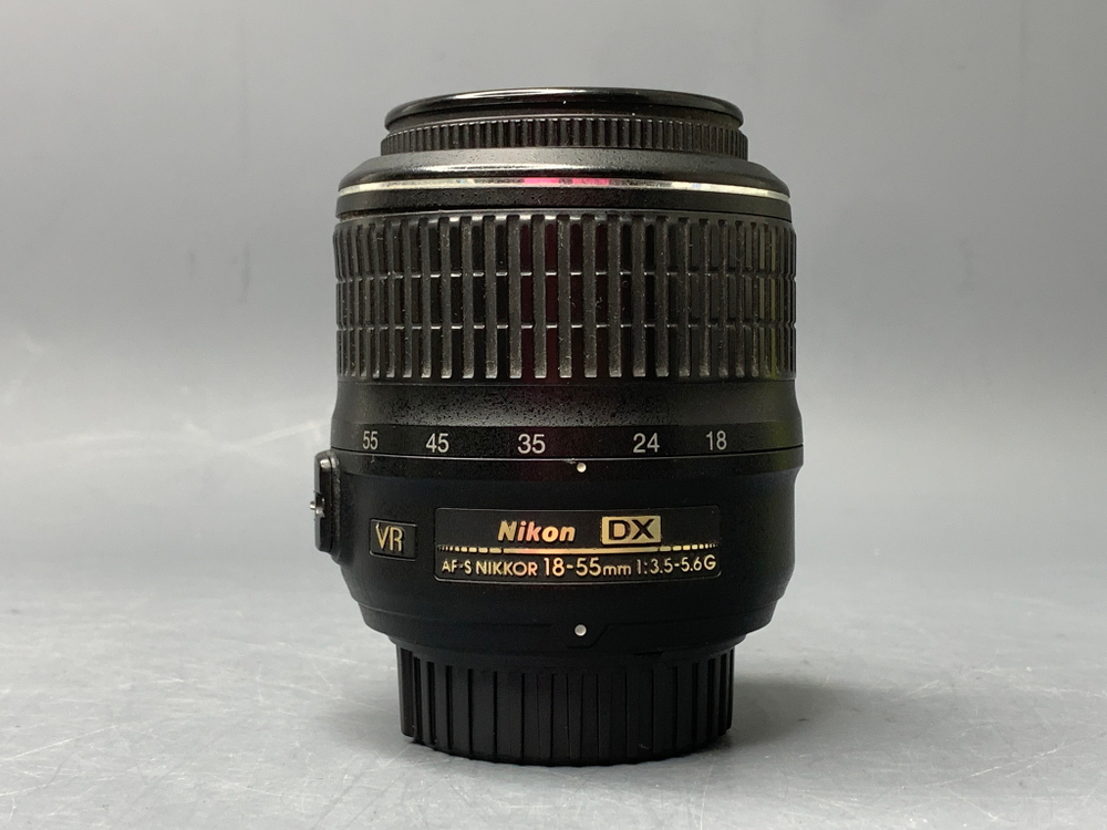Nikon 18-55mm f/3.5-5.6G VR небольшой скол на корпусе