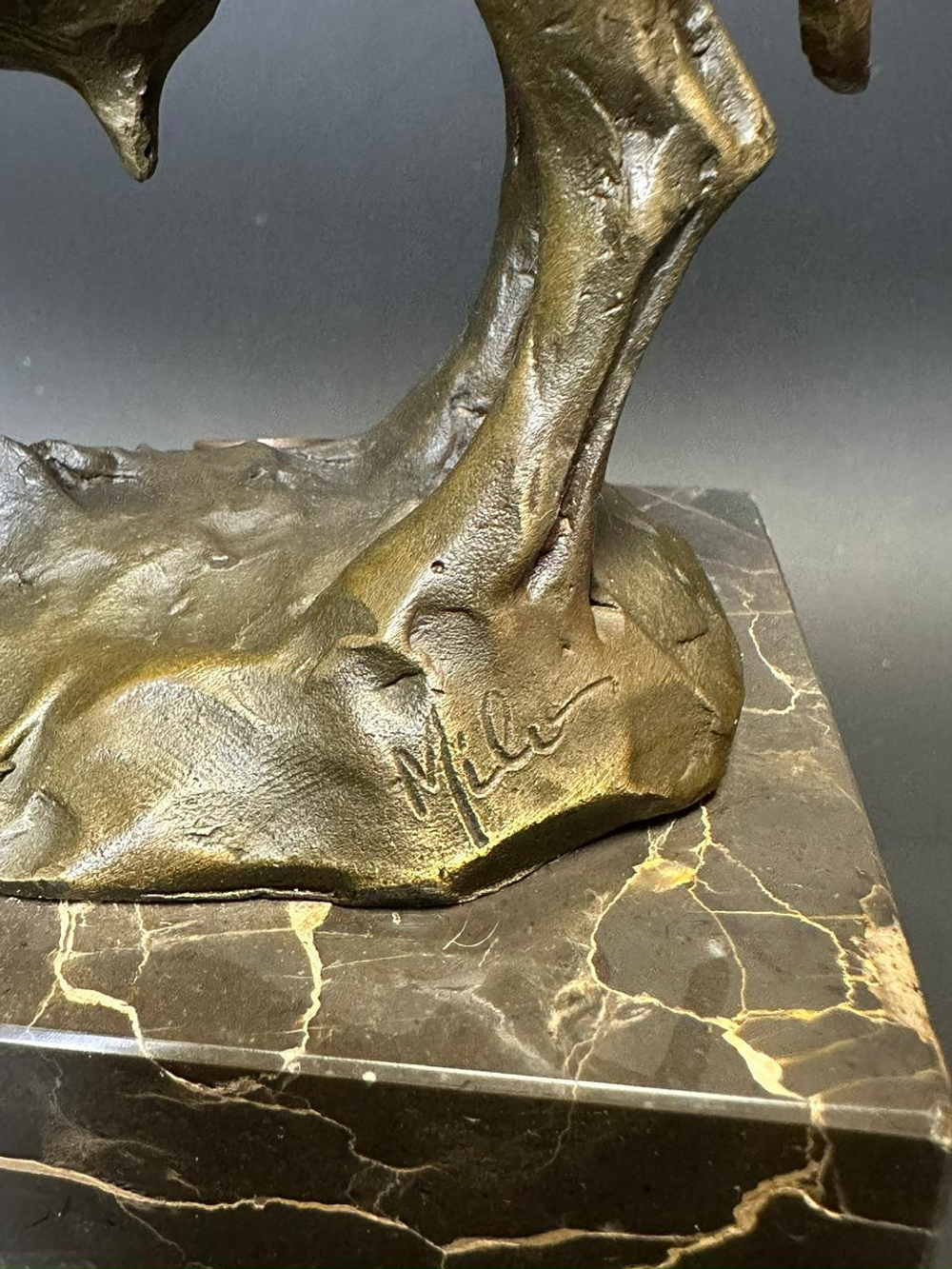 Бронзовая скульптура «Бык на постаменте»