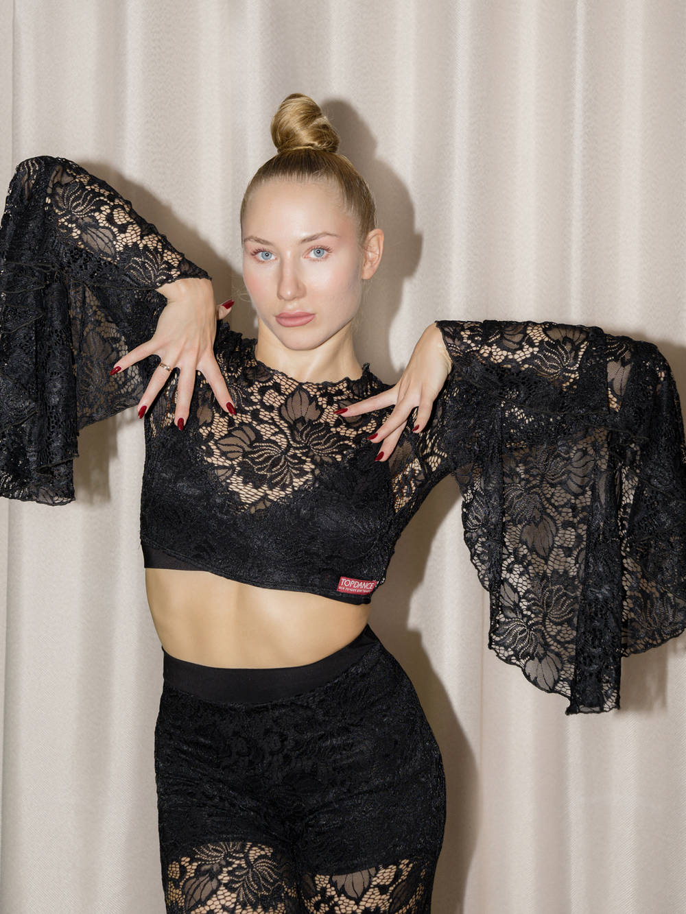 Топ из гипюра с рукавом клеш