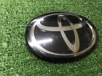 Эмблема решетки радиатора Toyota Camry xv70 17-21