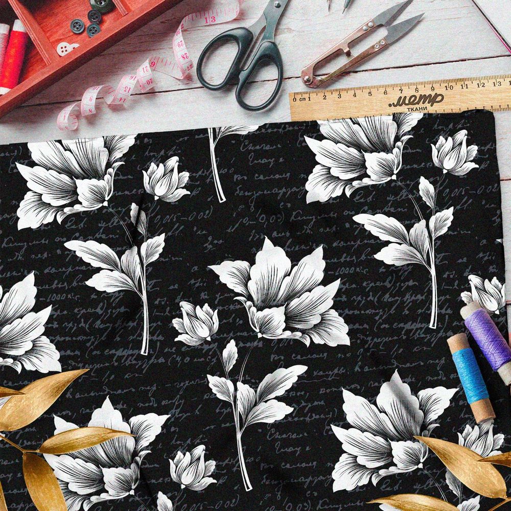 Ткань флис скульптура цветов на чёрном фоне с надписями