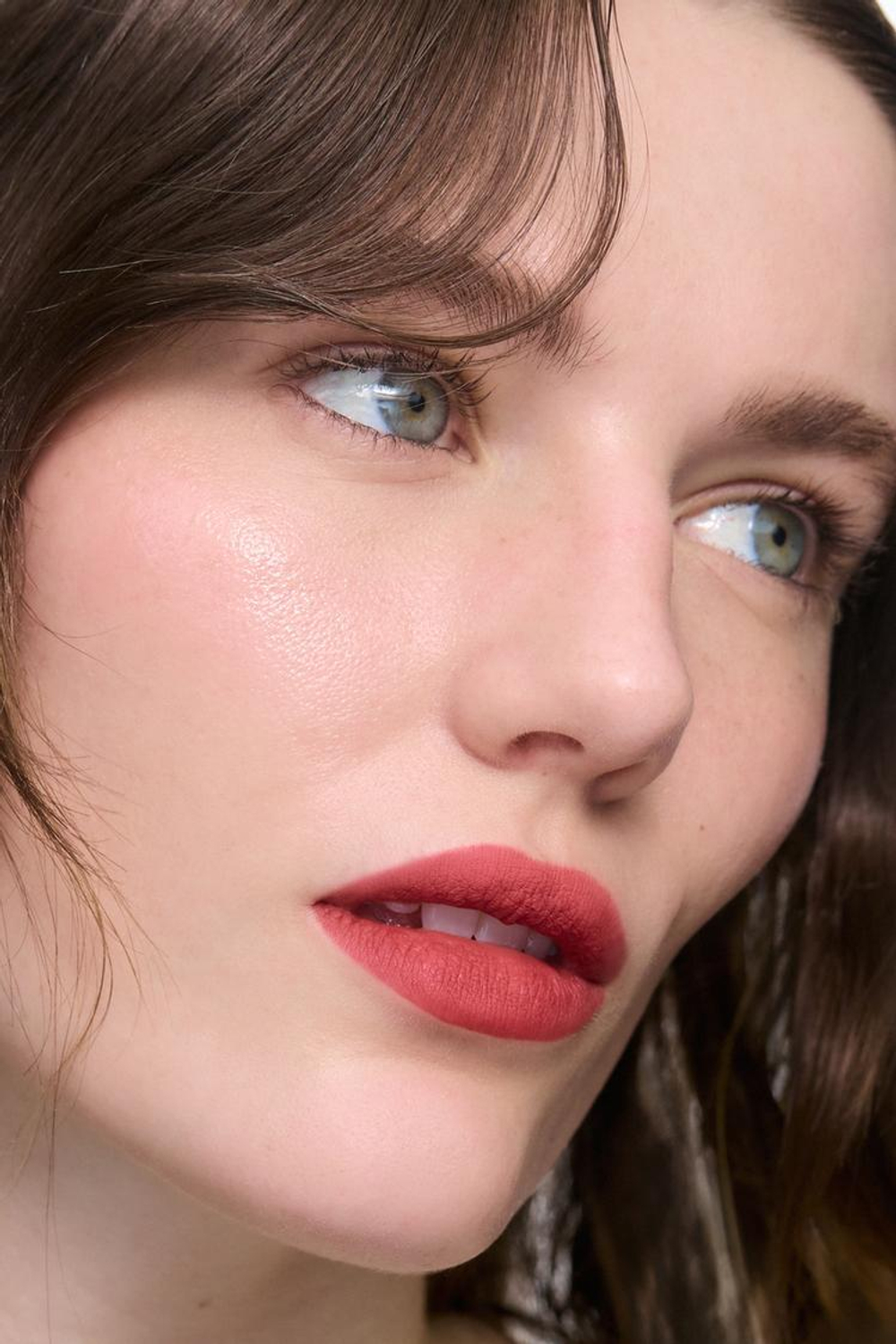 ZARA Блеск для губ в стике с матовым покрытием, черника