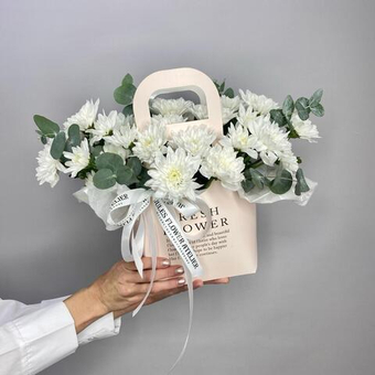 «Альпийское сияние» композиция из белоснежных кустовых хризантем и эвкалипта