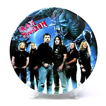 Тарелка Iron Maiden ( группа на фоне плаката The Final Frontier )