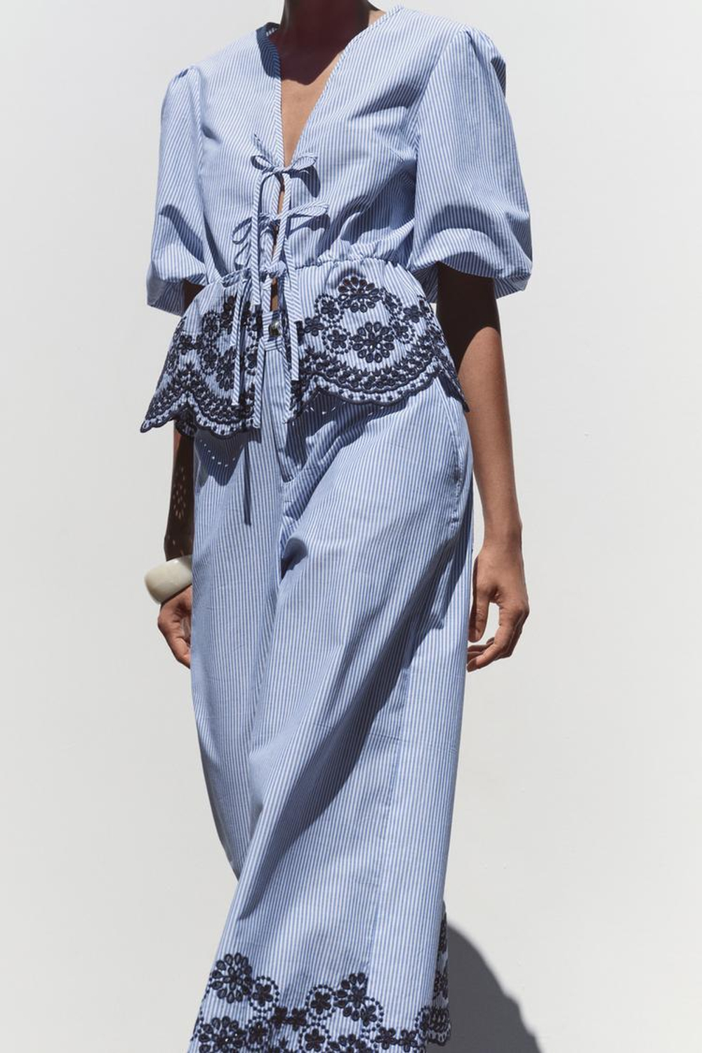 ZARA ТОП В ПОЛОСКУ С ВЫШИВКОЙ, СИНИЙ/ИНДИГО