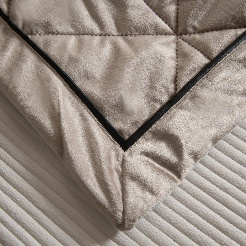 Велюровое покрывало в клетку с наволочками OVL036