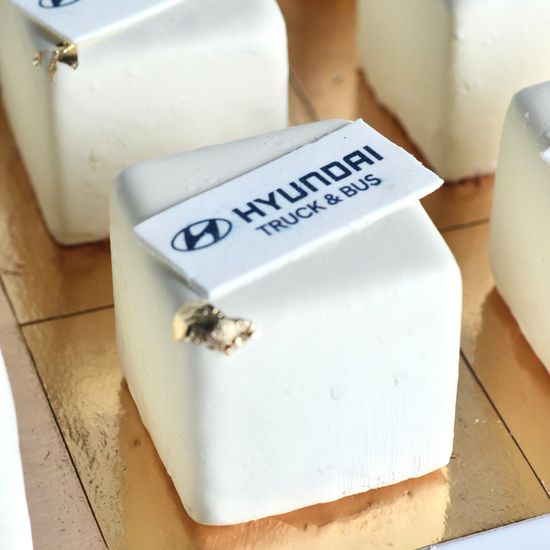 Пирожное кубик с логотипом компании