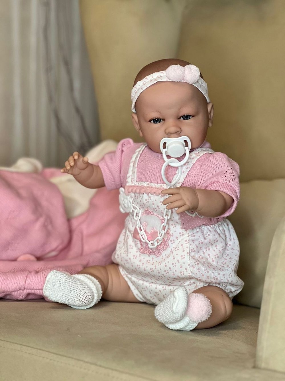 Кукла Berbesa мягконабивная 50см Sara с пледом (5217K)