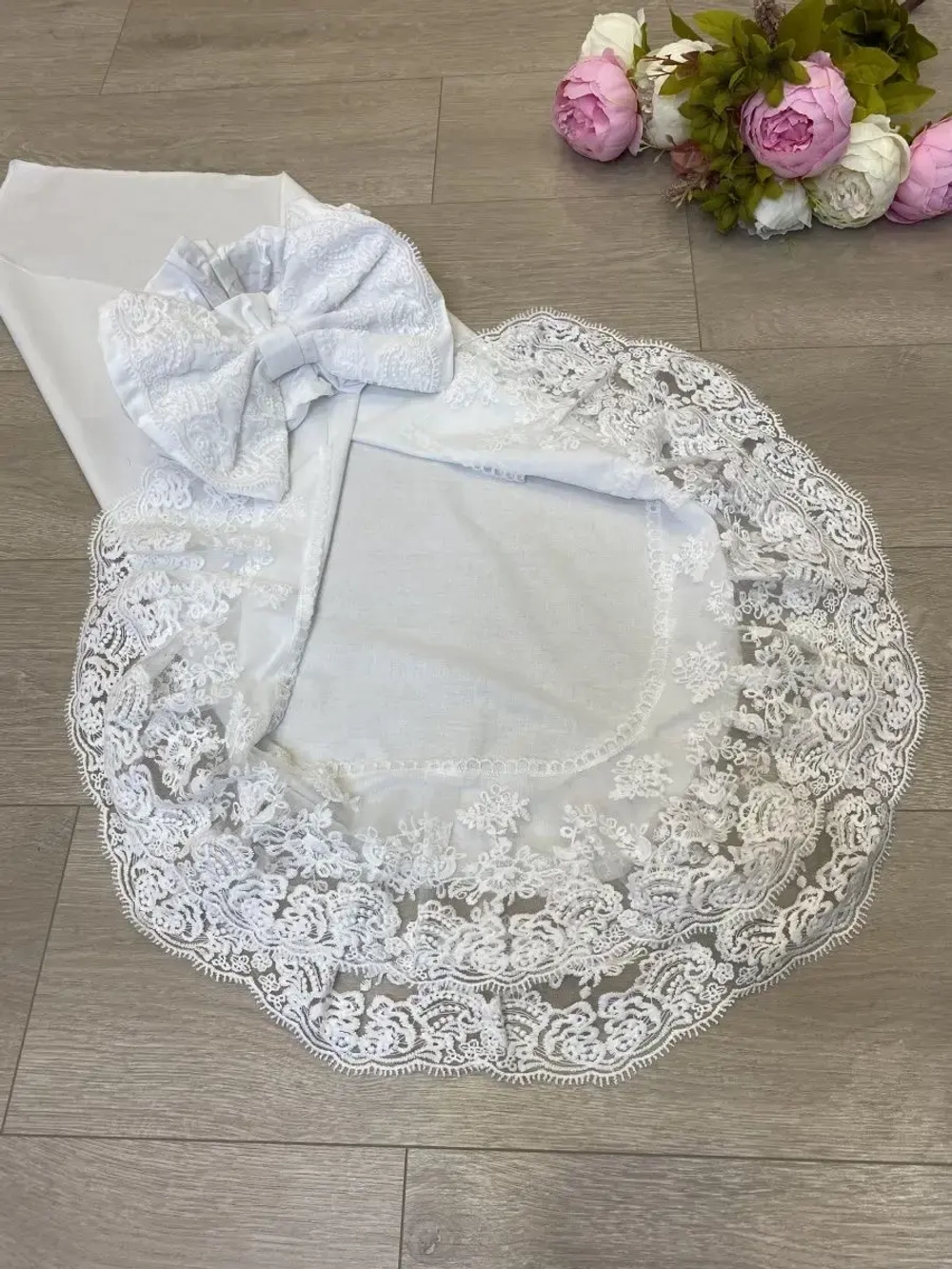 Кружевной уголок и бант на выписку