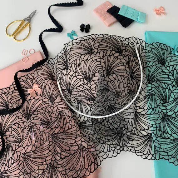 Вышивка на сетке телесная/черная 23 см