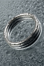 Металлическое кольцо на пенис