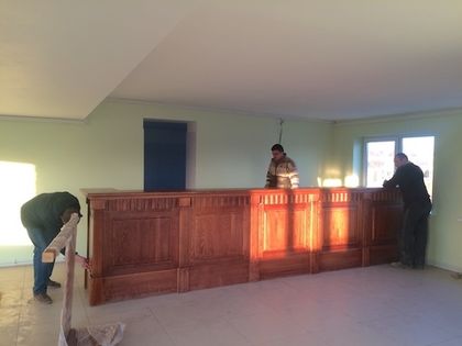 Оборудование кафе началось с монтажа барной стойки