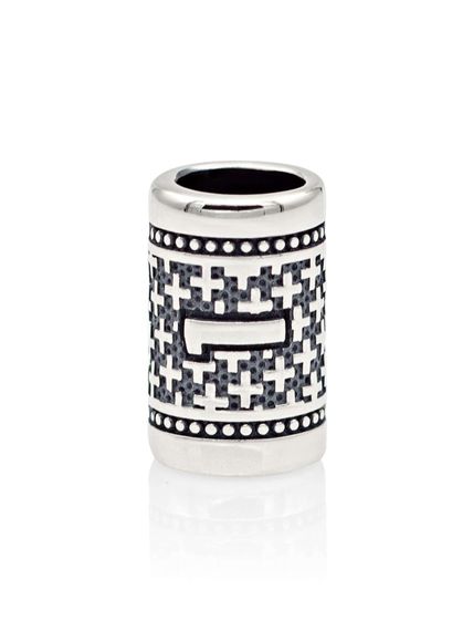 Фото шарм цифра 1 из серебра на белом фоне анфас