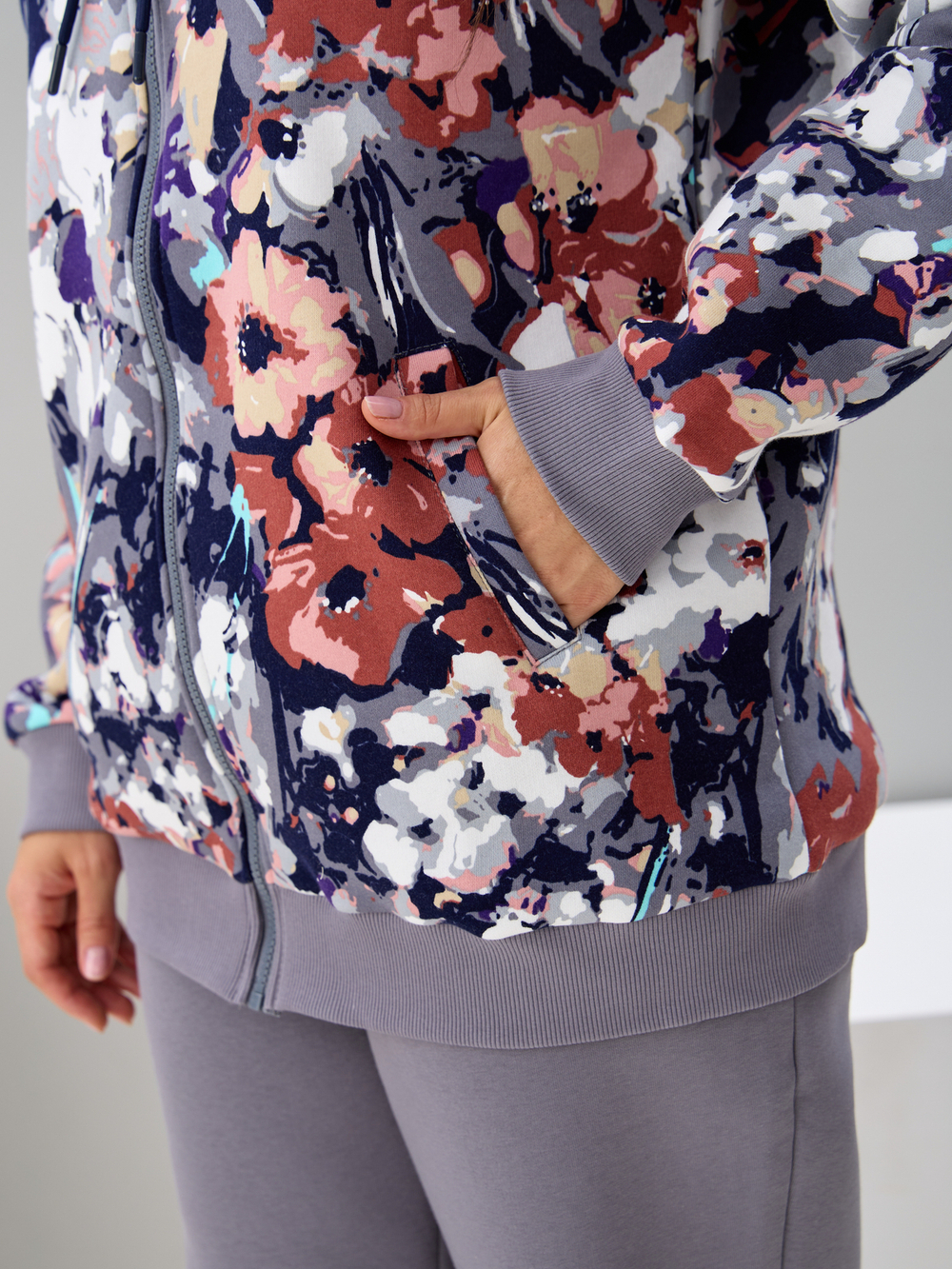 Костюм с брюками КБфн-055Ц/серый-цветочнаяфантазия