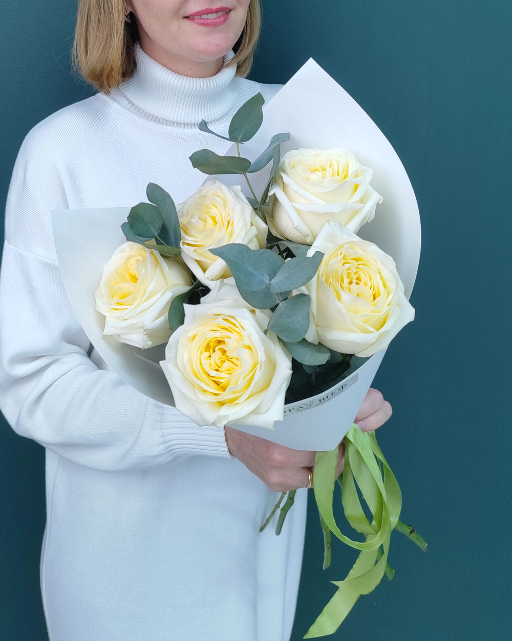 Роза кремовая пионовидная с эвкалиптом(00478)