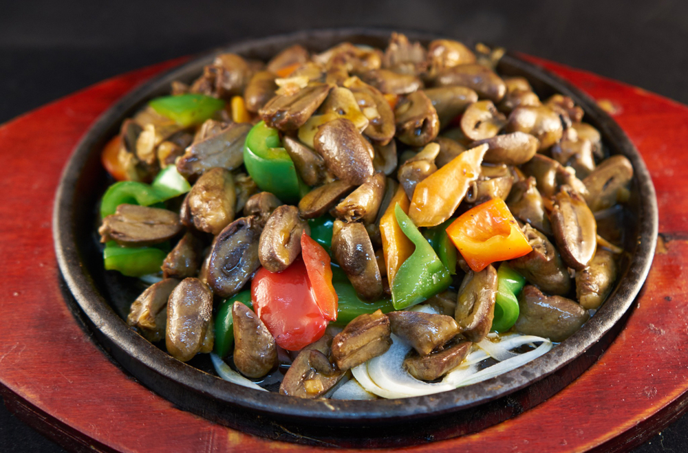 Куриные сердечки с овощами на сковороде