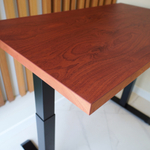 Регулируемый компьютерный стол Motor UP с регулировкой по высоте — столешница МДФ красное дерево