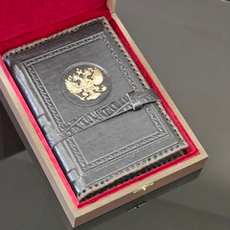 Ежедневник А5 «Герб РФ» (съемная обложка из натуральной кожи) с хлястиком в футляре