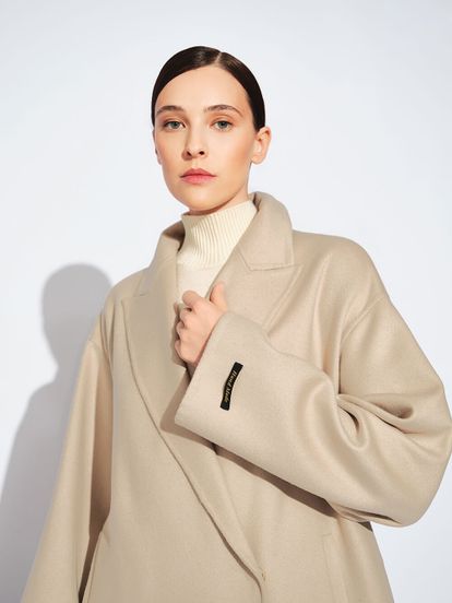 Женское пальто бежевого цвета из шерсти и кашемира - фото 6