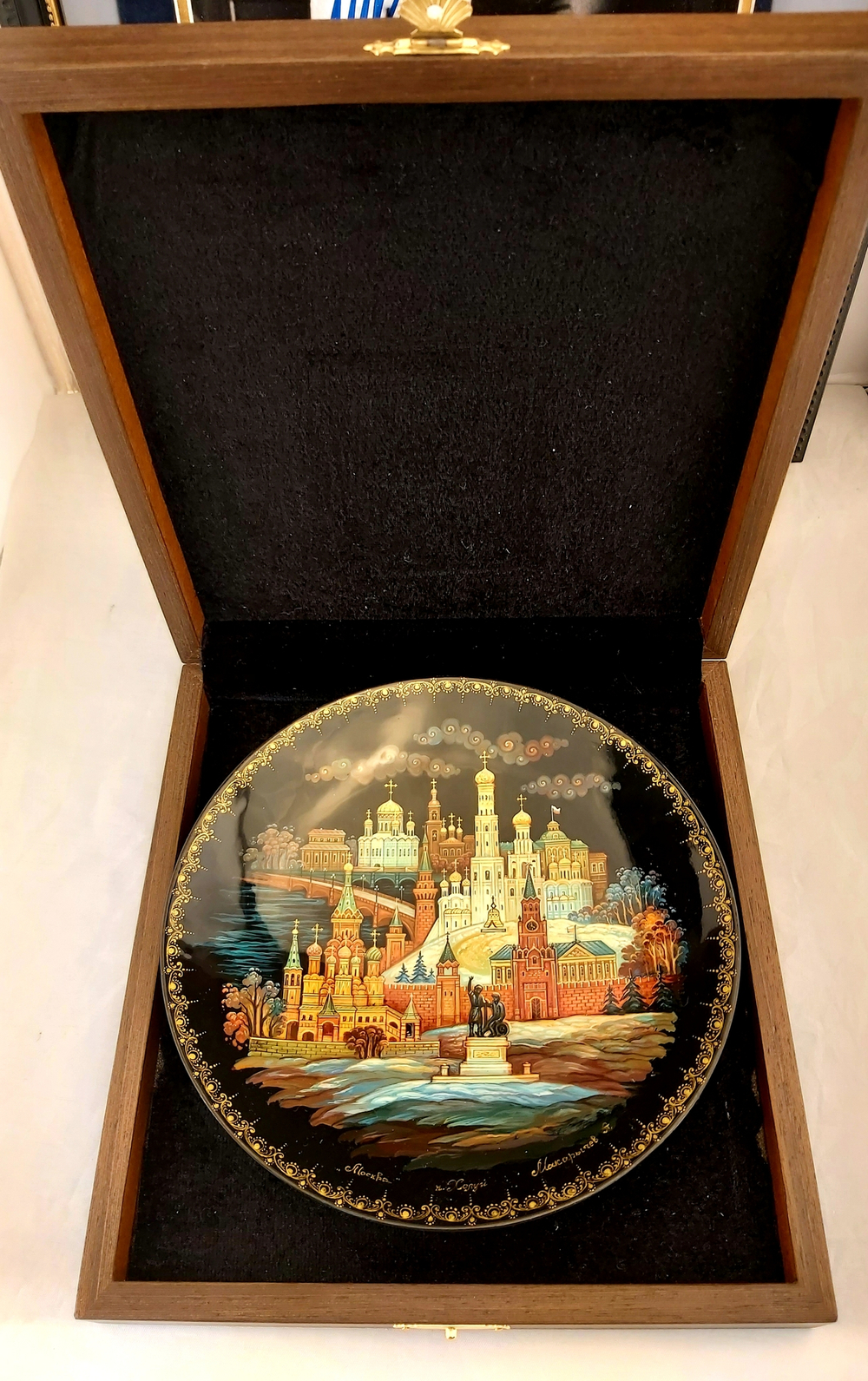 Тарелка "Москва" с росписью (лаковая миниатюрная  живопись) в подарочном футляре