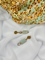 Серьги пусеты с кварцем из бижутерного сплава, оттенок золото антик.