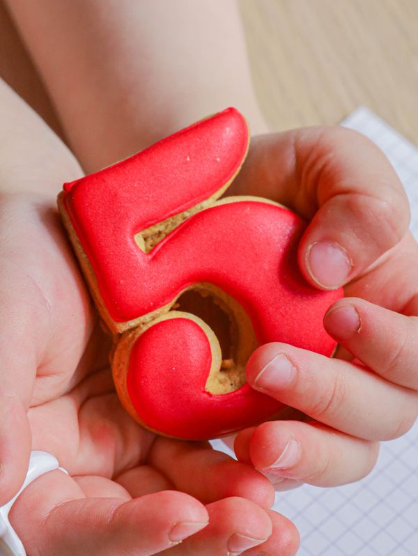 Пряник цифра пять в пакете с лентой