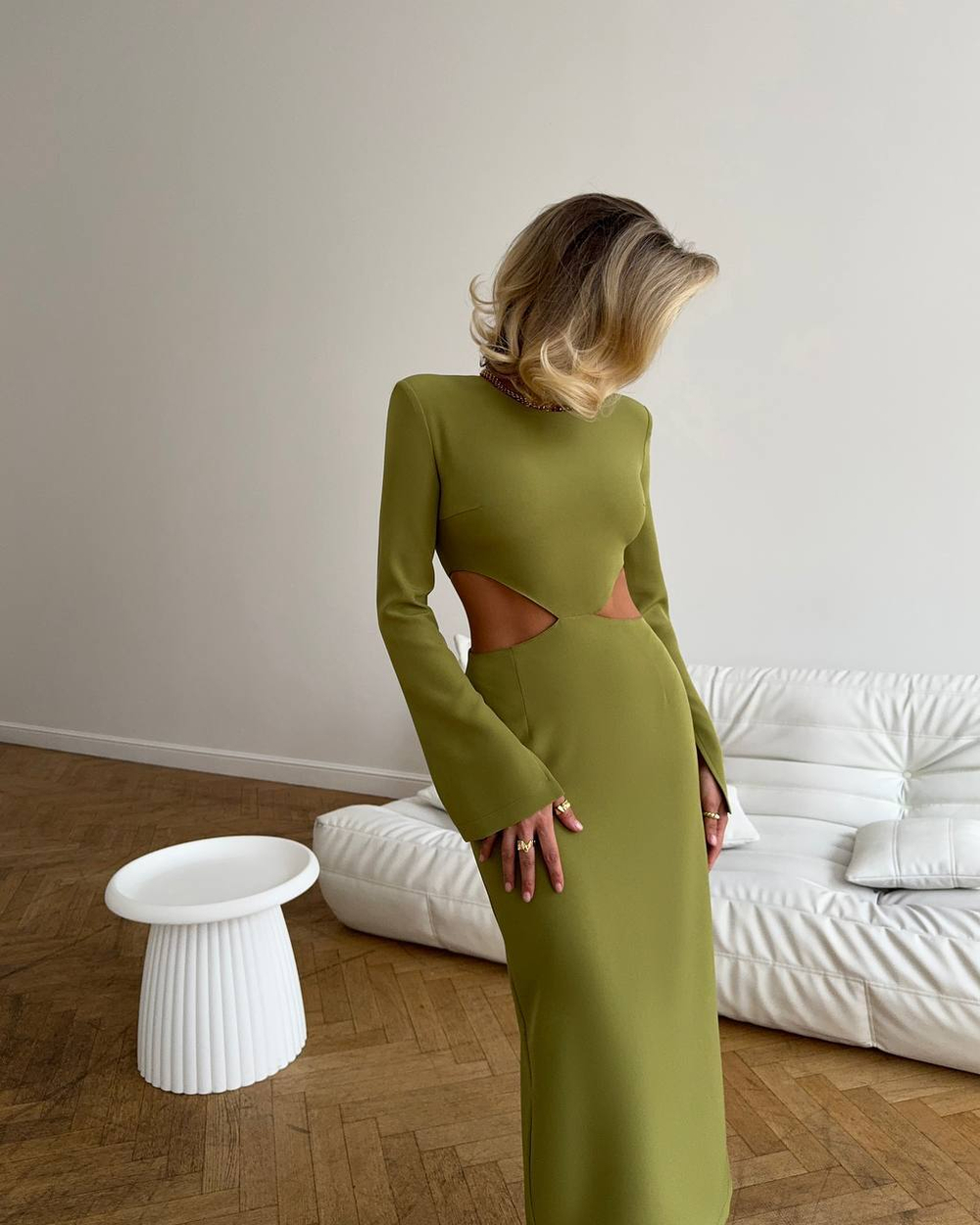 Платье футляр миди с разрезами на талии