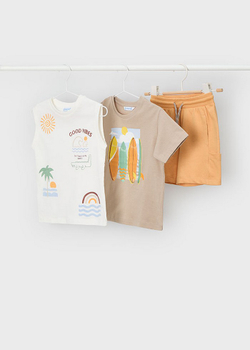 две футболки с шортами