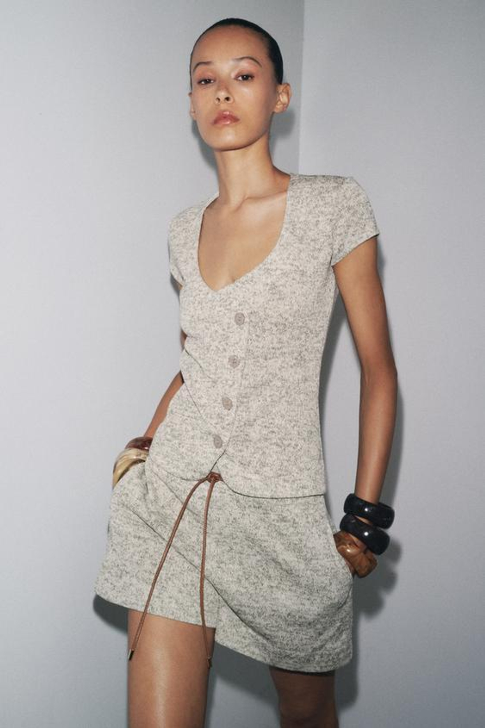 ZARA БЕРМУДЫ В СТИЛЕ РУСТИК С ПОЯСОМ, ЗЕЛЕНЫЙ / ЭКРЮ