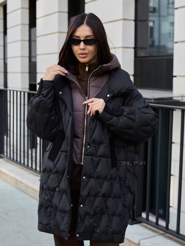 Черный удлиненный пуховик с манишкой-капюшоном