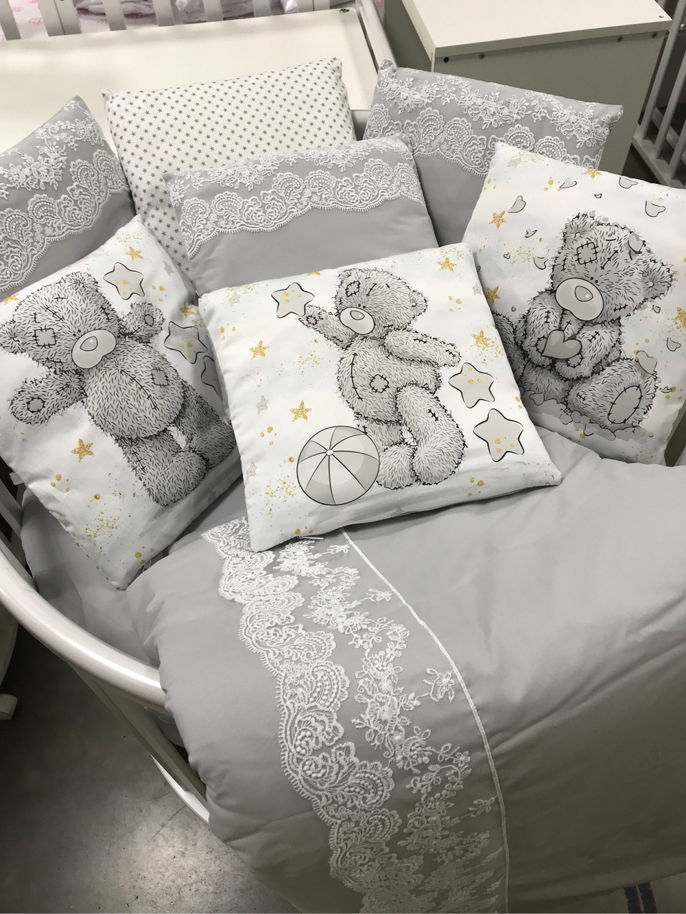 Комплект в кроватку 18 предметов "Мишка Тедди" серый, кружева-сатин