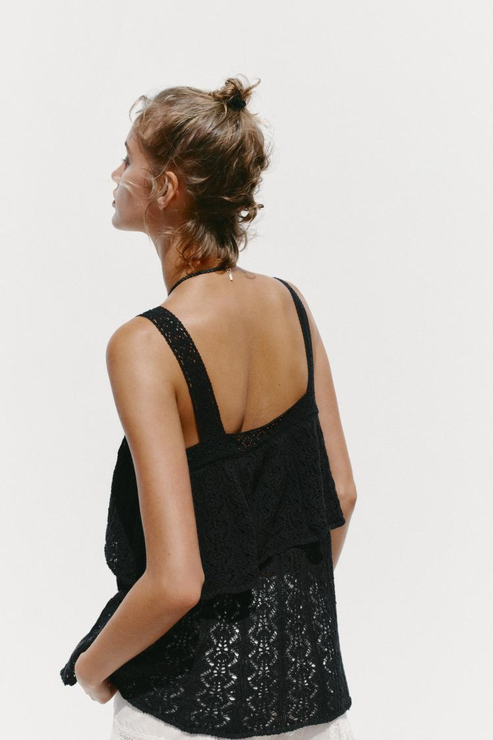 ZARA ТОП ИЗ АЖУРНОГО ТРИКОТАЖА С ВОЛАНОМ, ЧЕРНЫЙ