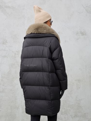 Удлиненный черный пуховик с меховым воротником