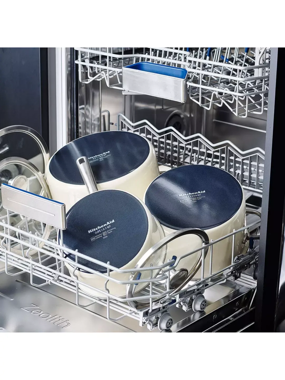 KitchenAid Эмалированная кастрюля 18 см 2 л с крышкой Миндальные сливки
