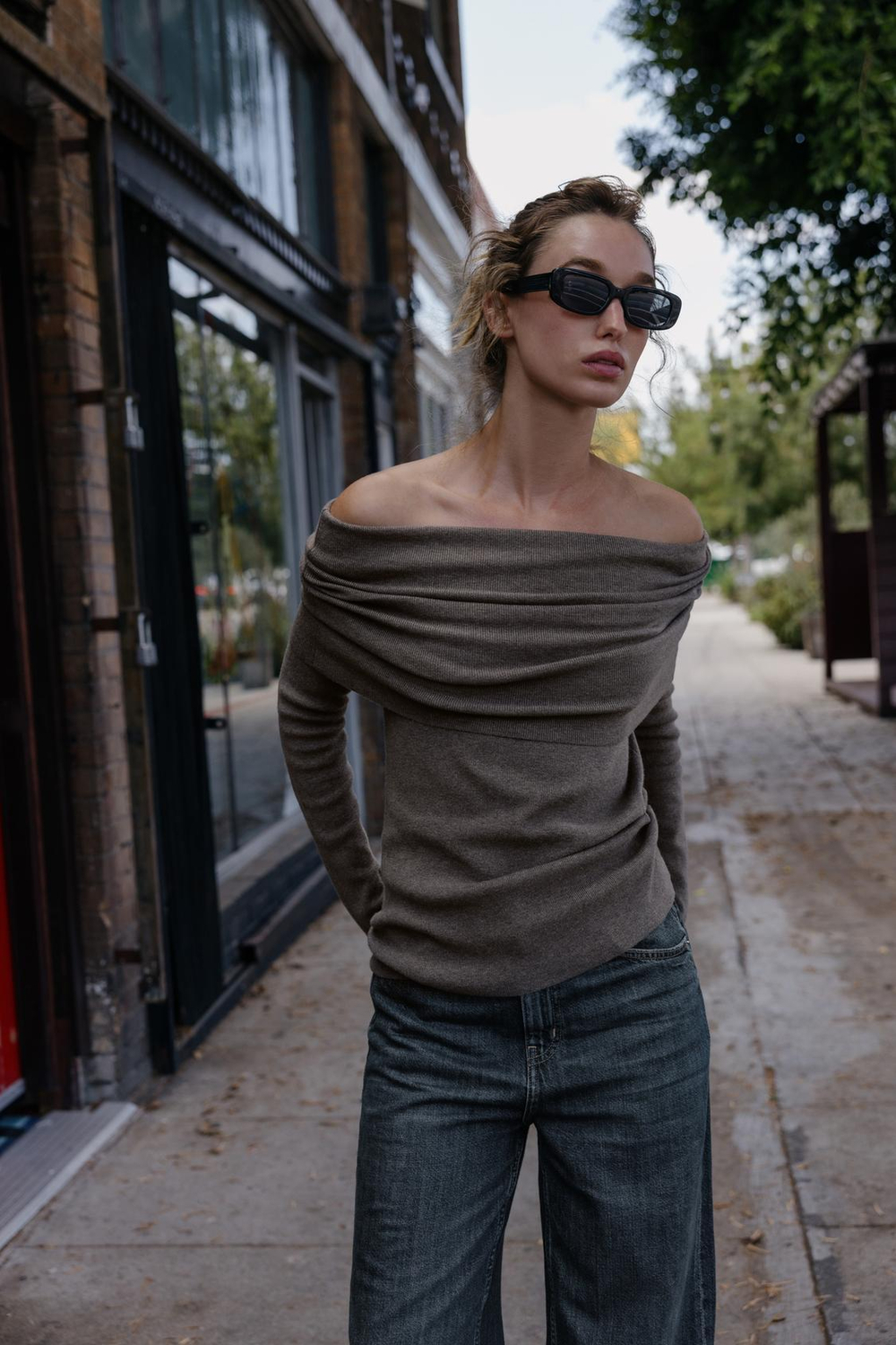 ZARA ТРИКОТАЖНЫЙ ТОП БЕЗ БРЕТЕЛЕЙ СО СБОРКАМИ, СЕРО-КОРИЧНЕВЫЙ