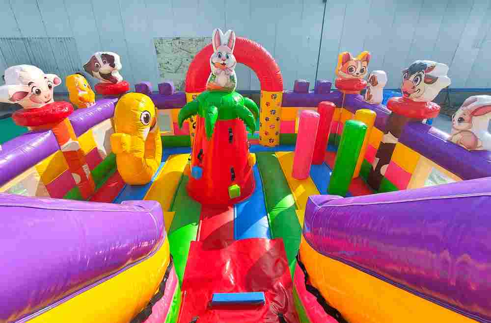 Коммерческий надувной батут «Весёлая компания»,  8*6*5 м.