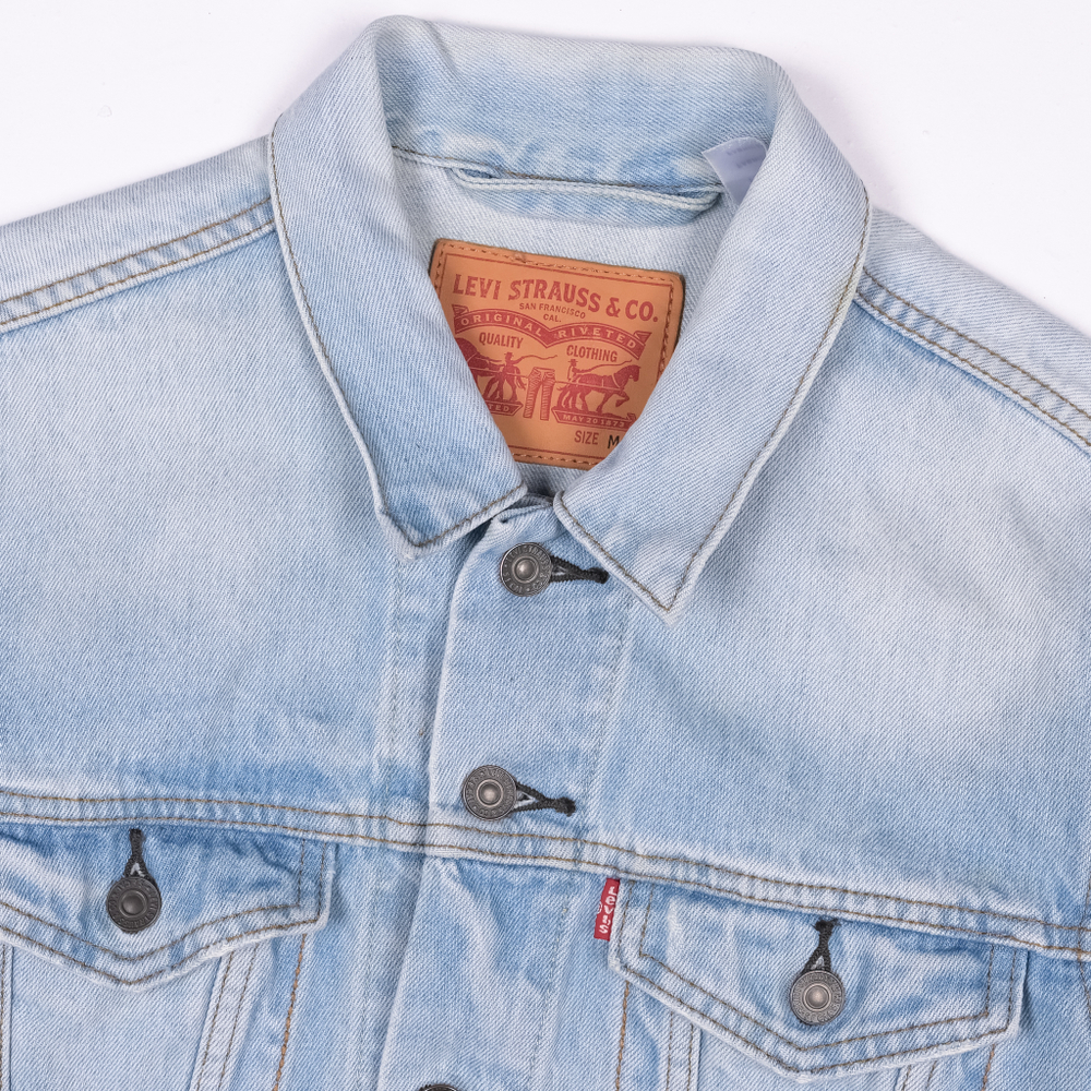 Женская джинсовка Levi's приятного светло-голубого цвета, М
