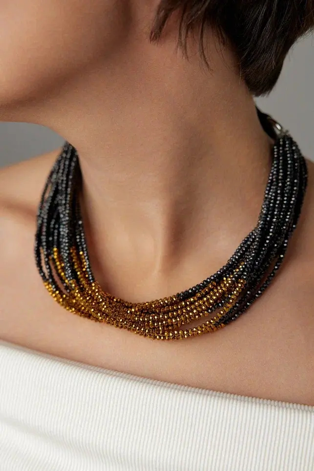 Колье биколор из венецианского бисера на кожаной застежке, цвета черный и золото
