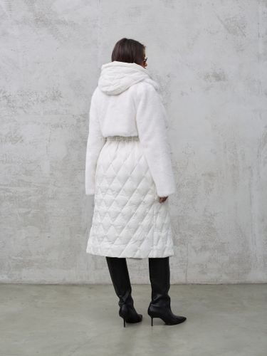 Белый комбинированный пуховик с капюшоном и поясом