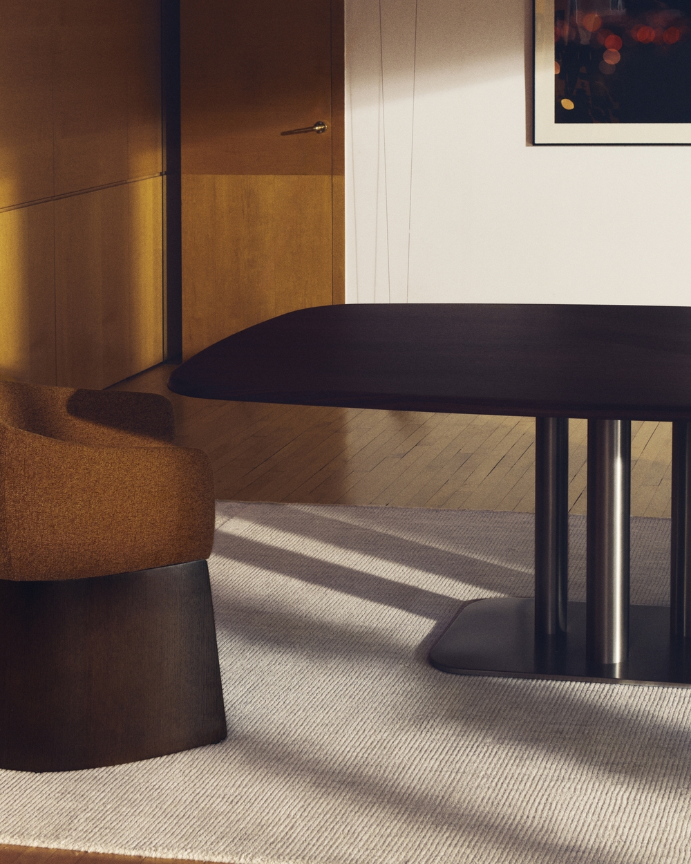 Стол Melvar из орехового шпона с основанием из матовой нержавеющей стали 220 x 110