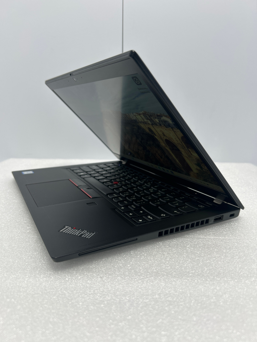Ноутбук Lenovo ThinkPad X390 (20Q1S3TS1S) 13.3"/Intel core i5-8365U/RAM 8 GB/SSD 256 GB/Intel UHD Graphics 620/ 1920x1080/IPS/Windows 10/Подсветка кл-ры: нет/черный. Состояние: Уценка/царапины на матрице и корпусе