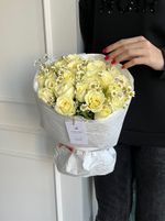 Авторский букет из 25 роз с ромашкой