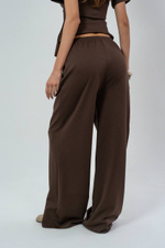 Костюм из прямых брюк на резинке и футболки X-силуэта