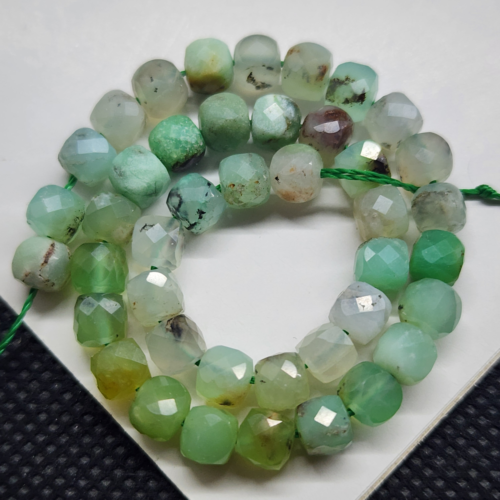 Хризопраз, бусина куб в огранке, 5мм, цена за нить 19см