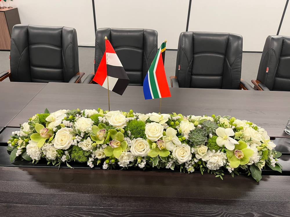 Композиция на стол переговоров