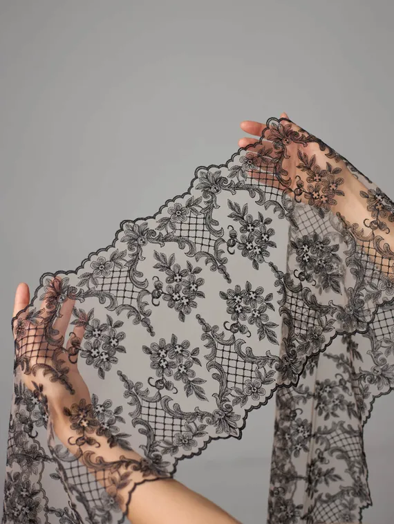 05-175 Вышивка на неэл. сетке 26 см, бежевый 775 /черный 170