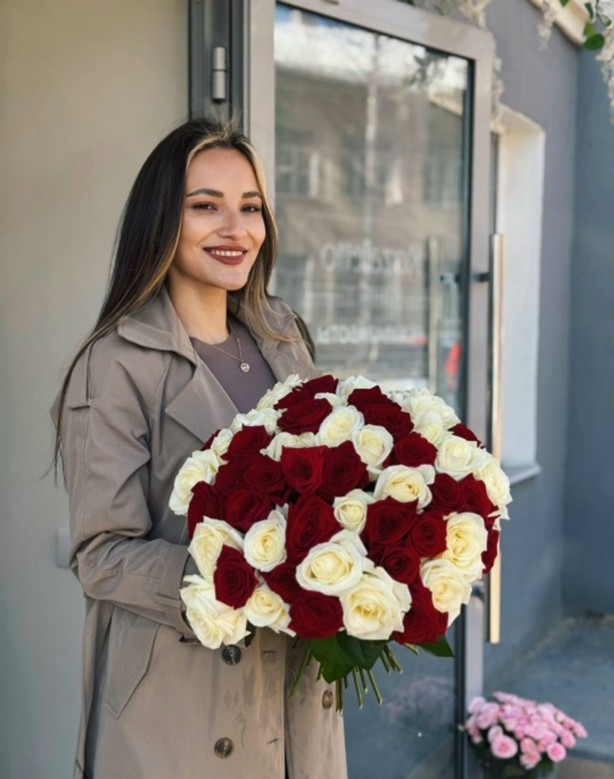 Шикарный букет из 51 розы 60см сортов Аваланж и Red Naomi