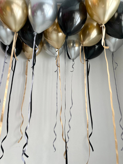 Воздушные гелиевые шарики с доставкой по Хабаровску под потолок на лентах черный/золото/серебро №4501